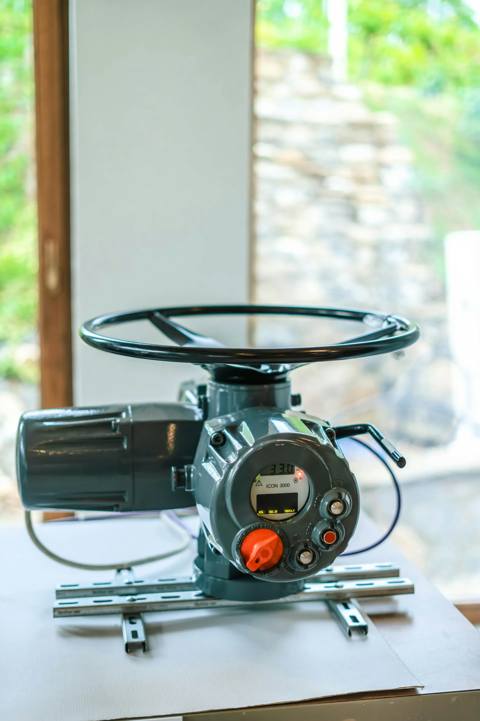 Electric valve actuator with handwheel and local display
